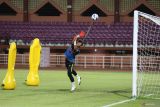 Penjaga gawang Timnas Malaysia Amir Jef Bin Anjam berusaha menangkap bola saat latihan di Lapangan Thor, Surabaya, Jawa Timur, Jumat (26/7/2024).Timnas Malaysia akan bertanding melawan Timnas Indonesia dalam semifinal Piala ASEAN U-19 Boys Championship atau AFF U-10 di Stadion Gelora Bung Tomo pada Sabtu (27/7). ANTARA Jatim/Moch Asim/um.