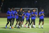 Sejumlah pesepak bola Timnas Malaysia U-19 melakukan pemanasan saat latihan di Lapangan Thor, Surabaya, Jawa Timur, Jumat (26/7/2024).Timnas Malaysia akan bertanding melawan Timnas Indonesia dalam semifinal Piala ASEAN U-19 Boys Championship atau AFF U-10 di Stadion Gelora Bung Tomo pada Sabtu (27/7). ANTARA Jatim/Moch Asim/um.