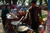 Pelaku usaha kuliner menggoreng tahu untuk ditawarkan kepada pengunjung saat pembukaan Pasar Seni dan Kuliner di Kota Madiun, Jawa Timur, Jumat (26/7/2024). Pemkot Madiun membuka pasar seni dan kuliner untuk memfasilitasi para pelaku usaha di bidang kuliner, kerajinan dan seni lukis guna memasarkan produksinya di lokasi tersebut yang rencananya beoperasi setiap hari Sabtu dan Minggu. Antara Jatim/Siswowidodo/um 