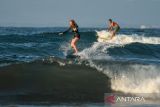 Wisatawan berselancar di Pantai Batukaras, Kecamatan Cijulang, Kabupaten Pangandaran, Jawa Barat, Sabtu (27/7/2024). Pantai Batukaras yang telah dikenal sebagai destinasi wisata selancar ombak atau 