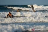 Wisatawan berselancar di Pantai Batukaras, Kecamatan Cijulang, Kabupaten Pangandaran, Jawa Barat, Sabtu (27/7/2024). Pantai Batukaras yang telah dikenal sebagai destinasi wisata selancar ombak atau 