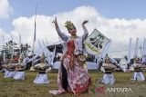 Penari dari Sanggar Raja Pamolah mementaskan teater kolosal Mieling Ngadegna saat Kirab Budaya di Alun-alun Manonjaya, Kabupaten Tasikmalaya, Jawa Barat, Sabtu (27/7/2024). Kegiatan dalam rangkaian hari jadi ke-392 Kabupaten Tasikmalaya itu sebagai media promosi memperkenalkan seni budaya dan industri kreatif untuk menarik wisata lokal dan mancanegara. ANTARA FOTO/Adeng Bustomi/agr