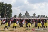 Peserta mengikuti senam duriat tasik saat Kirab Budaya di Alun-alun Manonjaya, Kabupaten Tasikmalaya, Jawa Barat, Sabtu (27/7/2024). Kegiatan dalam rangkaian hari jadi ke-392 Kabupaten Tasikmalaya itu sebagai media promosi memperkenalkan seni budaya dan industri kreatif untuk menarik wisata lokal dan mancanegara. ANTARA FOTO/Adeng Bustomi/agr