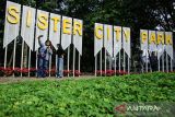 Warga berswafoto di area Sister City Park, Bandung, Jawa Barat, Sabtu (27/7/2024). Sister City park merupakan taman yang dibangun sebagai tempat rekreasi sekalius menjadi simbol hubungan sosial antarmasyarakat dan budaya serta kerja sama internasional yang telah terjalin melalui konsep sister city atau kota kembar antara Bandung dan kota-kota di sejumlah negara. ANTARA FOTO/Novrian Arbi/agr