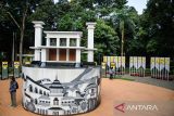 Warga menikmati suasana Sister City Park di Bandung, Jawa Barat, Sabtu (27/7/2024). Sister City park merupakan taman yang dibangun sebagai tempat rekreasi sekalius menjadi simbol hubungan sosial antarmasyarakat dan budaya serta kerja sama internasional yang telah terjalin melalui konsep sister city atau kota kembar antara Bandung dan kota-kota di sejumlah negara. ANTARA FOTO/Novrian Arbi/agr