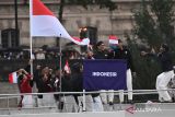 Kontingan Indonesia mengikuti defile dengan menaiki kapal menyusuri Sungai Seine saat pembukaan Olimpiade Paris 2024 di Paris, Prancis, Kamis (26/7/2024). Sebanyak 205 kontingen dari negara peserta mengikuti defile pembukaan Olimpiade Paris 2024 dengan menggunakan 85 kapal menyusuri Sungai Seine sejauh enam km dari jembatan Austerlitz menuju Trocadero, dekat Menara Eiffel. ANTARA FOTO/Wahyu Putro A/wsj.