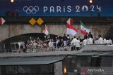 Kapal yang membawa kontingan Indonesia menyusuri Sungai Seine saat pembukaan Olimpiade Paris 2024 di Paris, Prancis, Kamis (26/7/2024). Sebanyak 205 kontingen dari negara peserta mengikuti defile pembukaan Olimpiade Paris 2024 dengan menggunakan 85 kapal menyusuri Sungai Seine sejauh 6 km dari jembatan Austerlitz menuju Trocadero, dekat Menara Eiffel. ANTARA FOTO/Wahyu Putro A/wsj.