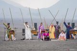 Duta budaya maestro seni Korea Selatan saat tampil pada gelaran Eksotika Bromo di Kawasan Taman Nasional Bromo Tengger Semeru (TNBTS), Probolingo, Jawa Timur, Sabtu (27/7/2024). Eksotika Bromo yang juga masuk dalam salah satu agenda Karisma Event Nasional (KEN) 2024 tersebut digelar selama dua hari dengan menampilkan sejumlah tarian tradisional Indonesia, tarian yosakoi asal Jepang dan tarian asal Korea Selatan yang diharapkan dapat meningkatkan kunjungan wisata di wilayah itu. Antara Jatim/Irfan Sumanjaya/um