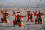 Sejumlah penari menampikan tari Reog Kendang Sawunggaling saat gelaran Eksotika Bromo di Kawasan Taman Nasional Bromo Tengger Semeru (TNBTS), Probolingo, Jawa Timur, Sabtu (27/7/2024). Eksotika Bromo yang juga masuk dalam salah satu agenda Karisma Event Nasional (KEN) 2024 tersebut digelar selama dua hari dengan menampilkan sejumlah tarian tradisional Indonesia, tarian yosakoi asal Jepang dan tarian asal Korea Selatan yang diharapkan dapat meningkatkan kunjungan wisata di wilayah itu. Antara Jatim/Irfan Sumanjaya/um