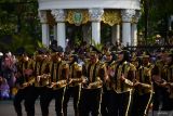 Sejumlah pelajar SMA menampilkan kekompakan gerakan Peraturan Baris Berbaris (PBB) Kreasi saat Parade Senja dan pembagian Bendera Merah Putih di Kota Madiun, Jawa Timur, Sabtu (27/7/2024). Pemkot Madiun membagikan 10.000 Bendera Merah Putih sebagai gerakan nasional untuk memeriahkan HUT ke-79 Kemerdekaan RI guna membangkitkan semangat nasionalisme serta kecintaan pada Negara Kesatuan Republik Indonesia (NKRI). Antara Jatim/Siswowidodo/um