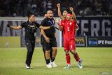 Pesepak bola Timnas Indonesia Muhammad Alfharezzi Buffon (kanan) berselebrasi bersama ofisial dan rekan setimnya usai mengalahkan Timnas Malaysia dalam pertandingan semifinal Piala ASEAN U-19 Boys Championship atau AFF U-19 di Stadion Gelora Bung Tomo, Surabaya, Jawa Timur, Sabtu (27/7/2024). Indonesia menang dengan skor 1-0 dan lolos ke babak final untuk bertanding melawan Timnas Thailand. Antara Jatim/Rizal Hanafi/um