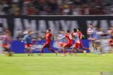 Pesepak bola Timnas Indonesia Muhammad Alfharezzi Buffon (tengah) berselebrasi bersama rekan setimnya usai mencetak gol ke gawang Timnas Malaysia dalam pertandingan semifinal Piala ASEAN U-19 Boys Championship atau AFF U-19 di Stadion Gelora Bung Tomo, Surabaya, Jawa Timur, Sabtu (27/7/2024). Indonesia menang dengan skor 1-0 dan lolos ke babak final untuk bertanding melawan Timnas Thailand. Antara Jatim/Rizal Hanafi/um