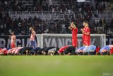 Sejumlah pesepak bola, tim pelatih, dan ofisial Timnas Indonesia mengungkapkan rasa syukur seusai mengalahkan Timnas Malaysia dalam pertandingan semifinal Piala ASEAN U-19 Boys Championship atau AFF U-19 di Stadion Gelora Bung Tomo, Surabaya, Jawa Timur, Sabtu (27/7/2024). Indonesia menang dengan skor 1-0 dan lolos ke babak final untuk bertanding melawan Timnas Thailand. Antara Jatim/Rizal Hanafi/um