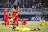 Sejumlah pesepak bola Timnas Indonesia berselebrasi seusi pertandingan semifinal Piala ASEAN U-19 Boys Championship atau AFF U-19 di Stadion Gelora Bung Tomo, Surabaya, Jawa Timur, Sabtu (27/7/2024). Indonesia menang dengan skor 1-0 dan lolos ke babak final untuk bertanding melawan Timnas Thailand. Antara Jatim/Rizal Hanafi/um