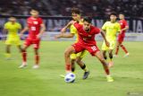 Pesepak bola Timnas Indonesia Welber Jardim (kanan) berebut bola dengan pesepak bola Timnas Malaysia Muhammad Arami Wafiy (kedua kanan) dalam pertandingan semifinal Piala ASEAN U-19 Boys Championship atau AFF U-19 di Stadion Gelora Bung Tomo, Surabaya, Jawa Timur, Sabtu (27/7/2024). Indonesia menang dengan skor 1-0 dan lolos ke babak final untuk bertanding melawan Timnas Thailand. Antara Jatim/Rizal Hanafi/um