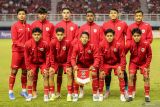 Sebelas pesepak bola Timnas Indonesia berpose ke arah kamera wartawan sebelum bertanding melawan Timnas Malaysia dalam pertandingan semifinal Piala ASEAN U-19 Boys Championship atau AFF U-19 di Stadion Gelora Bung Tomo, Surabaya, Jawa Timur, Sabtu (27/7/2024). Indonesia menang dengan skor 1-0 dan lolos ke babak final untuk bertanding melawan Timnas Thailand. Antara Jatim/Rizal Hanafi/um