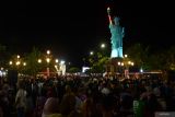 Sejumlah pengunjung memadati kawasan Pahlawan Street Center saat digelar Car Free Night Kota Madiun, Jawa Timur, Sabtu (27/7/2024). Pemkot Madiun menggelar kegiatan tersebut untuk meningkatkan kunjungan wisata guna meningkatkan perekonomian masyarakat, terutama pelaku Usaha Mikro Kecil dan Menengah (UMKM) dan pekerja seni. Antara Jatim/Siswowidodo/um 