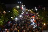 Sejumlah pengunjung memadati kawasan Pahlawan Street Center saat digelar Car Free Night Kota Madiun, Jawa Timur, Sabtu (27/7/2024). Pemkot Madiun menggelar kegiatan tersebut untuk meningkatkan kunjungan wisata guna meningkatkan perekonomian masyarakat, terutama pelaku Usaha Mikro Kecil dan Menengah (UMKM) dan pekerja seni. Antara Jatim/Siswowidodo/um 