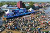 Sejumlah Pedagang Pasar Terapung mengikuti Festival Pasar Terapung Lok Baintan 2024 di Desa Lok Baintan, Kabupaten Banjar, Kalimantan Selatan, Minggu (28/7/2024). Festival Pasar Terapung Lok Baintan yang diikuti ratusan pedagang mengusung tema Pesona Susur Sungai Urang Banjar. ANTARA/Abdul Hakim.