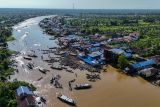 Sejumlah Pedagang Pasar Terapung mengikuti Festival Pasar Terapung Lok Baintan 2024 di Desa Lok Baintan, Kabupaten Banjar, Kalimantan Selatan, Minggu (28/7/2024). Festival Pasar Terapung Lok Baintan yang diikuti ratusan pedagang mengusung tema Pesona Susur Sungai Urang Banjar. ANTARA/Abdul Hakim.