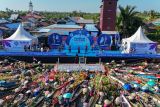 Sejumlah Pedagang Pasar Terapung mengikuti Festival Pasar Terapung Lok Baintan 2024 di Desa Lok Baintan, Kabupaten Banjar, Kalimantan Selatan, Minggu (28/7/2024). Festival Pasar Terapung Lok Baintan yang diikuti ratusan pedagang mengusung tema Pesona Susur Sungai Urang Banjar. ANTARA/Abdul Hakim.