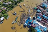 Sejumlah Pedagang Pasar Terapung mengikuti Festival Pasar Terapung Lok Baintan 2024 di Desa Lok Baintan, Kabupaten Banjar, Kalimantan Selatan, Minggu (28/7/2024). Festival Pasar Terapung Lok Baintan yang diikuti ratusan pedagang mengusung tema Pesona Susur Sungai Urang Banjar. ANTARA/Abdul Hakim.