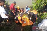 Tim SAR gabungan saat melakukan evakuasi terhadap Saimun pemancing yang diserang buaya di sungai Bukit Layang, Kabupaten Bangka, provinsi Kepulauan Bangka Belitung pada Minggu (28/7/2024). (ANTARA/ HO-Kansar Pangkalpinang)