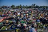 Sejumlah pedagang berada di atas perahu saat Festival Pasar Terapung Lok Baintan 2024 di Sungai Martapura, Kecamatan Sungai Tabuk, Kabupaten Banjar, Kalimantan Selatan, Minggu (28/7/2024). Festival bertajuk Pesona Susur Sungai Urang Banjar yang diikuti sekitar 500 pedagang pasar terapung itu bertujuan melestarikan budaya dan kultur masyarakat pesisir Sungai Martapura. ANTARA FOTO/Bayu Pratama S/wsj.