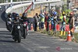 Presiden Joko Widodo (depan) bersama sejumlah influencer atau pemengaruh media sosial menyapa pekerja saat mengendarai motor melewati Jalan Tol IKN di Balikpapan, Kalimantan Timur, Minggu (28/7/2024). Presiden Joko Widodo menyusuri Tol IKN seksi 3A hingga 5A menggunakan sepeda motor sebelum meresmikan Jembatan Pulau Balang di Kalimantan Timur yang merupakan bagian dari Tol IKN. ANTARA FOTO/Hafidz Mubarak A/wsj.