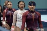 Pesenam putri Indonesia Rifda Irfanaluthfi (tengah) bersama pesenam lainnya siap untuk tampil pada nomor palang bertingkat ketika kualifikasi senam artistik putri subdivision 1 Olimpiade Paris 2024 di Bercy Arena, Paris, Prancis, Minggu (28/7/2024). ANTARA FOTO/Wahyu Putro A/wsj.