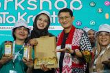 Menteri Pariwisata dan Ekonomi Kreatif (Menparekraf) Sandiaga Uno (kedua kanan) berfoto bersama peserta Workshop Kata Kreatif Indonesia di Pendopo Kabupaten Malang, Malang, Jawa Timur, Minggu (28/7/2024). Kata Kreatif yang diikuti oleh 160 peserta yang juga  menampilkan 17 pameran produk kreatif dan UMKM tersebut menjadi media untuk meningkatkan inovasi dan kapasitas pelaku ekonomi kreatif di wilayah itu. ANTARA Jatim/Irfan Sumanjaya/mas.