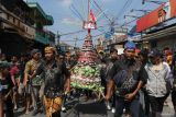 Warga mengarak gunungan saat sedekah bumi di Simo Gunung, Surabaya, Jawa Timur, Minggu (28/7/2024). Sedekah bumi digelar sebagai ungkapan rasa syukur kepada Tuhan atas rahmat dan nikmat kepada penduduk di Simo Gunung sekaligus sebagai upaya melestarikan budaya dan mempererat silaturahmi antar warga. ANTARA Jatim/Didik Suhartono/mas.