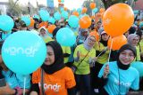 Peserta mengikuti fun walk BNI Wondr Parade saat Hari Bebas Kendaraan Bermotor di Surabaya, Jawa Timur, Minggu (28/7/2024). Kegiatan Wondr Parade yang diikuti lebih dari 500 peserta dari pegawai dan anggota komunitas BNI tersebut merupakan bagian dari rangkaian perayaan HUT ke-78 BNI dan peluncuran aplikasi perbankan Wondr dari BNI. ANTARA Jatim/Moch Asim/um.