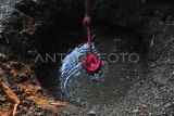 Warga mengambil air dari lubang atau belik yang dibuat di dasar sungai di Desa Karanganyar, Geyer, Grobogan, Jawa Tengah, Minggu (28/7/2024). Sejak sebulan terakhir warga di wilayah itu kesulitan air bersih akibat musim kemarau dan terpaksa mengambil air dari belik di dasar sungai yang mengering yang dimanfaatkan untuk mencuci, mandi hingga minum ternak, sementara untuk kebutuhan minum warga harus membeli air. ANTARA FOTO/Yusuf Nugroho/Spt.