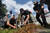 Gubernur Bengkulu Rohidin Mersyah (tengah) menanam pohon saat peringatan Hari Konservasi Alam Nasional (HKAN) di kawasan hutan Madapi Taman Nasional Kerinci Seblat (TNKS) di Kabupaten Rejang Lebong, Bengkulu, Jumat (26/7/2024). Balai Besar TNKS bekerjasama Pemerintah Provinsi Bengkulu, Lembaga Swadaya Masyarakat Lingkar Inisiatif dan pegiat seni memperingati HKAN 2024 yang menekankan pentingnya menjaga habitat satwa dikarenakan memiliki peran penting dalam mempertahankan keseimbangan hutan. ANTARA FOTO/Muhammad Izfaldi