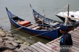 Petugas Pangkalan Pengawasan Sumber Daya Kelautan dan Perikanan (PSDKP) Aceh mengamankan dua unit kapal nelayan terkait dugaan kasus pemboman ikan saat diamankan di pelabuhan Lampulo, Banda Aceh, Aceh,  Senin (29/7/2024). PSDKP menangkap dua unit kapal nelayan tanpa dokumen diduga menangkap ikan menggunakan bahan peledak  beserta barang bukti kompresor, selang, alat selam, jaring , sedangkangkan empat pelaku melarikan diri ke daratan pulau Aceh. ANTARA FOTO/Ampelsa.