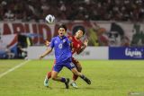 Pesepak bola Timnas Indonesia Muhammad Alfharezzi Buffon (kanan) berebut bola dengan pesepak bola Timnas Thailand Thanakrit Chotmuangpak (kiri) dalam pertandingan final Piala ASEAN U-19 Boys Championship atau AFF U-19 di Stadion Gelora Bung Tomo, Surabaya, Jawa Timur, Senin (29/7/2024). Indonesia menang dengan skor 1-0 dan menjadi juara Piala AFF U-19. Antara Jatim/Rizal Hanafi/um 