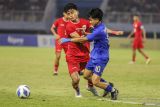 Pesepak bola Timnas Indonesia Muhammad Mufli Hidayat (kiri) berebut bola dengan pesepak bola Timnas Thailand Thanakrit Chotmuangpak (kanan) dalam pertandingan final Piala ASEAN U-19 Boys Championship atau AFF U-19 di Stadion Gelora Bung Tomo, Surabaya, Jawa Timur, Senin (29/7/2024). Indonesia menang dengan skor 1-0 dan menjadi juara Piala AFF U-19. Antara Jatim/Rizal Hanafi/um 