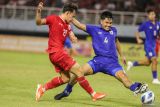 Pesepak bola Timnas Indonesia Arlyansyah Abdulmanan (kiri) menendang bola yang berusaha dihalau pesepak bola Timnas Thailand Jhetsaphat Khuantanom (kanan) dalam pertandingan final Piala ASEAN U-19 Boys Championship atau AFF U-19 di Stadion Gelora Bung Tomo, Surabaya, Jawa Timur, Senin (29/7/2024). Indonesia menang dengan skor 1-0 dan menjadi juara Piala AFF U-19. Antara Jatim/Rizal Hanafi/um 