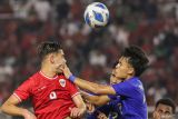 Pesepak bola Timnas Indonesia Jens Raven (kiri) berebut bola di udara dengan pesepak bola Timnas Thailand Phongsakon Sangkasopha (kedua kanan) dan Siradanai Phosri (kedua kiri) dalam pertandingan final Piala ASEAN U-19 Boys Championship atau AFF U-19 di Stadion Gelora Bung Tomo, Surabaya, Jawa Timur, Senin (29/7/2024). Indonesia menang dengan skor 1-0 dan menjadi juara Piala AFF U-19. Antara Jatim/Rizal Hanafi/um 