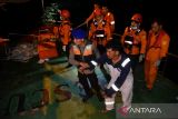 Anggota Basarnas mengevakuasi Pekerja Migran Indonesia (PMI) dari kapal tanker TTC Vishaka berbendera Panama ke kapal SAR Rescue Boat (RB) 203 di Selat Malaka, Sumatera Utara, Selasa (30/7/2024). Tim gabungan Basarnas dan Polairud Polda Sumut mengevakuasi tujuh korban TKI yang diselamatkan kapal tanker TTC Vishaka berbendera Panama usai mengapung di laut selama empat hari akibat kapalnya tenggelam diterjang badai, sementara empat korban lainnya masih dinyatakan hilang. ANTARA FOTO/Fransisco Carolio