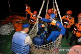 Anggota Basarnas mengevakuasi Pekerja Migran Indonesia (PMI) dari kapal tanker TTC Vishaka berbendera Panama ke kapal SAR Rescue Boat (RB) 203 di Selat Malaka, Sumatera Utara, Selasa (30/7/2024). Tim gabungan Basarnas dan Polairud Polda Sumut mengevakuasi tujuh korban TKI yang diselamatkan kapal tanker TTC Vishaka berbendera Panama usai mengapung di laut selama empat hari akibat kapalnya tenggelam diterjang badai, sementara empat korban lainnya masih dinyatakan hilang. ANTARA FOTO/Fransisco Carolio