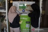 Warga memasukan minyak jelantah pada mesin setor minyak jelantah menjadi rupiah Ucollect di Saung Bambu Cibadak, Bandung, Jawa Barat, Selasa (30/7/2024). Mesin tersebut menampung minimal satu liter minyak bekas masak atau minyak jelantah warga yang ditukarkan dengan nominal Rp6.000 rupiah melalui dompet elektronik sebagai inovasi teknologi dalam mengolah minyak jelantah menjadi biodiesel sekaligus menjaga lingkungan dari limbah minyak. ANTARA FOTO/Novrian Arbi/agr