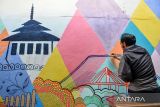 Mahasiswa membuat mural di Gang Cikapundung, Braga, Bandung, Jawa Barat, Selasa (30/7/2024). Mahasiswa dan dosen jurusan DKV Universitas Pasundan menghias Gang Cikapundung di Kawasan Wisata Braga dengan mural yang bertemakan kebudayaan dan sejarah guna memberikan daya tarik baru yang diharapkan mampu meningkatkan kunjungan wisata ke kawasan tersebut. ANTARA FOTO/Raisan Al Farisi/agr