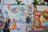 Mahasiswa melukis mural di Gang Cikapundung, Braga, Bandung, Jawa Barat, Selasa (30/7/2024). Mahasiswa dan dosen jurusan DKV Universitas Pasundan menghias Gang Cikapundung di Kawasan Wisata Braga dengan mural yang bertemakan kebudayaan dan sejarah guna memberikan daya tarik baru yang diharapkan mampu meningkatkan kunjungan wisata ke kawasan tersebut. ANTARA FOTO/Raisan Al Farisi/agr