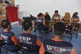 Petugas melakukan perekaman data KTP elektronik warga binaan di Lapas kelas IIB Ciamis, Kabupaten Ciamis, Jawa Barat, Selasa (30/7/2024). Perekaman data KTP warga binaan oleh Dinas Kependudukan dan Catatan Sipil (Disdukcapil) Ciamis dengan KPU Ciamis dilaksanakan sebagai persiapan data pemilih pada pilkada pada 27 November 2024. ANTARA FOTO/Adeng Bustomi/agr