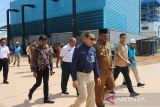 Pj Gubernur Provinsi Kepulauan Bangka Belitung, Safrizal ZA (kanan) dan GM PLN UIW Babel, Mohammad Munief Budiman (kiri) saat meninjau lokasi pengoperasian PLTBm Sadai 1x10 megawatt di Desa Sadai Kabupaten Bangka Selatan pada Selasa (30/7/2024). (ANTARA/ Rusdiyanto)