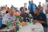 Kepala Perum LKBN Antara Babel, Joko Susilo (baju biru) saat menghadiri Peresmian pengoperasian PLTBm Sadai 1x10 megawatt di Desa Sadai Kabupaten Bangka Selatan pada Selasa (30/7/2024). (ANTARA/ Rusdiyanto)