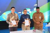 Pj Gubernur Provinsi Kepulauan Bangka Belitung, Safrizal ZA (kanan) saat menyaksikan penandatanganan berita acara Commercial Operation Date (COD) antara Owner PT Sentosa Jaya Purnama, Lam Brian Chan (kiri)  dan GM PLN UIW Babel, Mohammad Munief Budiman (Tengah) di acara Peresmian pengoperasian PLTBm Sadai 1x10 megawatt di Desa Sadai Kabupaten Bangka Selatan pada Selasa (30/7/2024). (ANTARA/ Rusdiyanto)