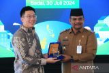 Owner PT Sentosa Jaya Purnama, Lam Brian Chan (kiri) saat memberikan cenderamata kepada Pj Gubernur Provinsi Kepulauan Bangka Belitung, Safrizal ZA (kanan) di acara Peresmian pengoperasian PLTBm Sadai 1x10 megawatt di Desa Sadai Kabupaten Bangka Selatan pada Selasa (30/7/2024). (ANTARA/ Rusdiyanto)